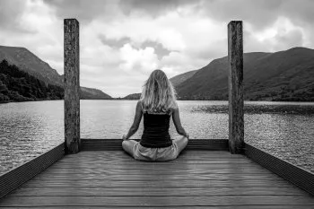Personne devant un lac pour le coaching en communication
