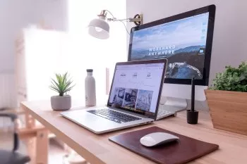 Bureau avec écran et ordinateur pour créer des sites Internet